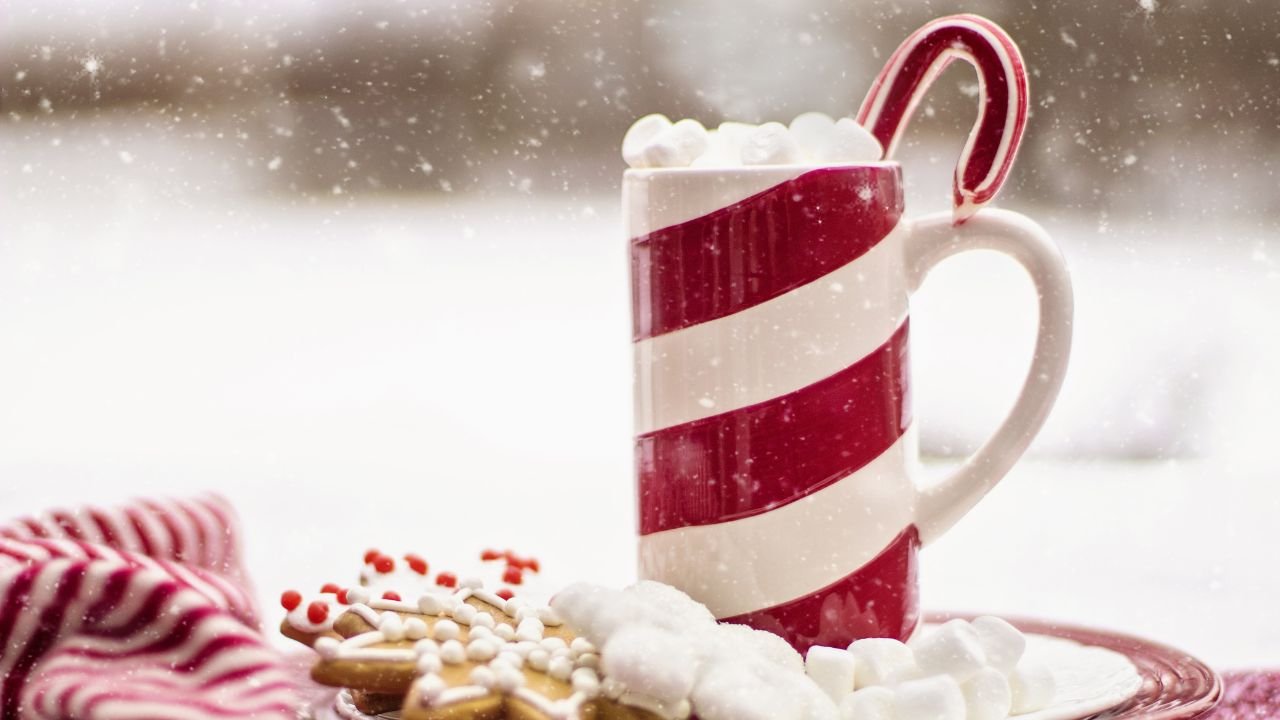 Candy Cane Latte Recipes: Starbucks, Dutch Bros & DIY Peppermint Tea Lattes